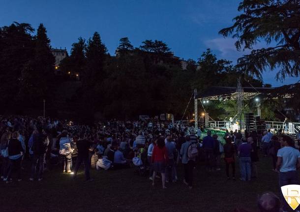 Renato Pozzetto e Enrico Ruggeri sul palco di Microcosmi 2015