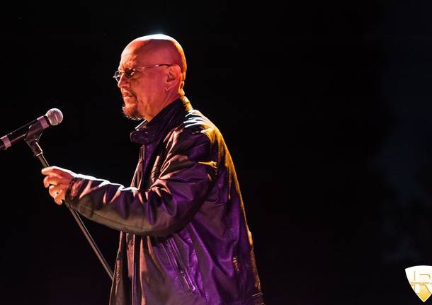 Renato Pozzetto e Enrico Ruggeri sul palco di Microcosmi 2015