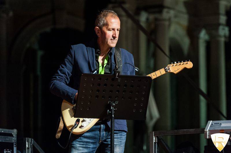 Renato Pozzetto e Enrico Ruggeri sul palco di Microcosmi 2015