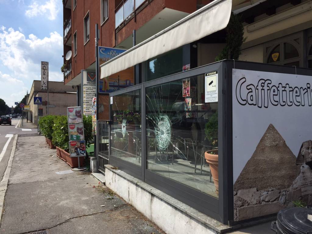 Spacca la vetrina di un bar