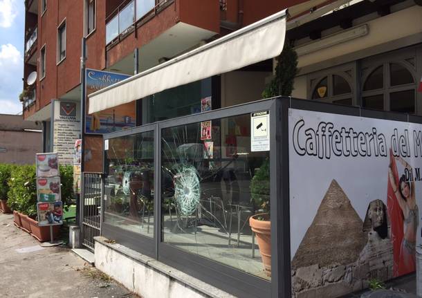 Spacca la vetrina in via Sanvito