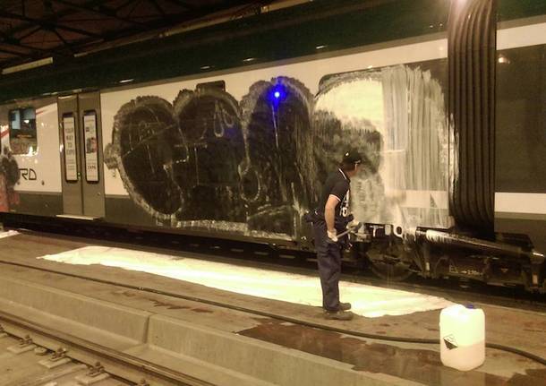 treno trenord graffiti