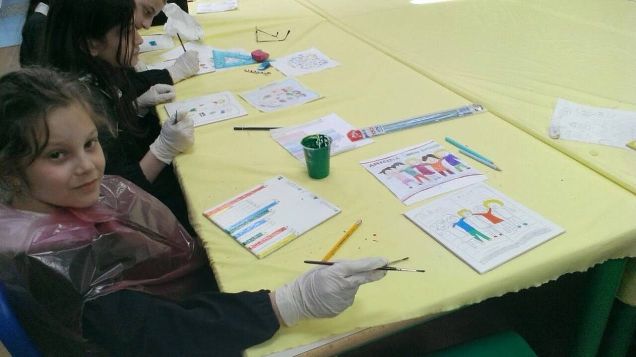 Un maxi-mosaico per abbellire la scuola di Carnago