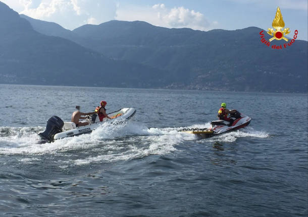 vigili del fuoco soccorrono a portovaltravaglia gommone con 4 persone a bordo