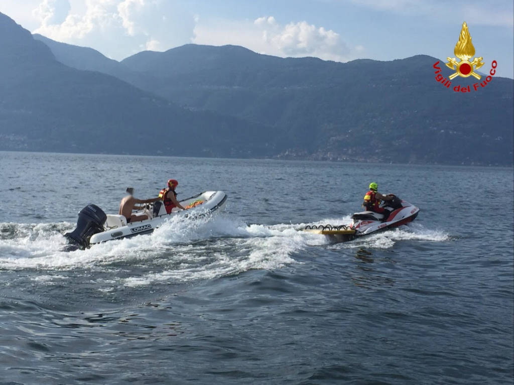 vigili del fuoco soccorrono a portovaltravaglia gommone con 4 persone a bordo
