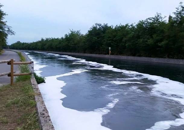 ancora schiume nel canale industriale