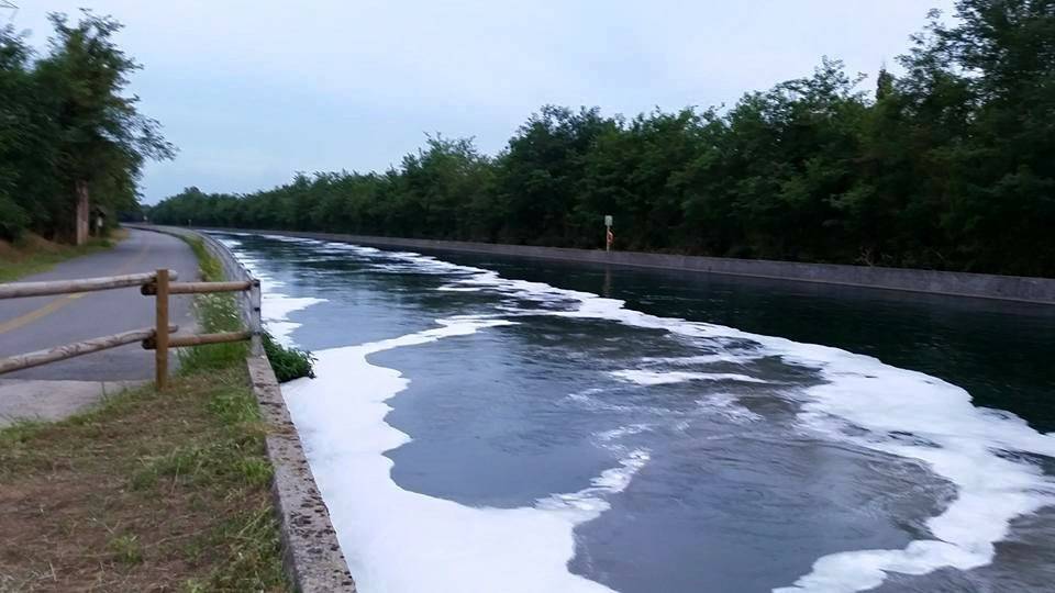 ancora schiume nel canale industriale 