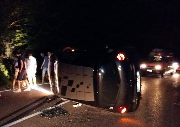 Auto ribaltata ad Albizzate