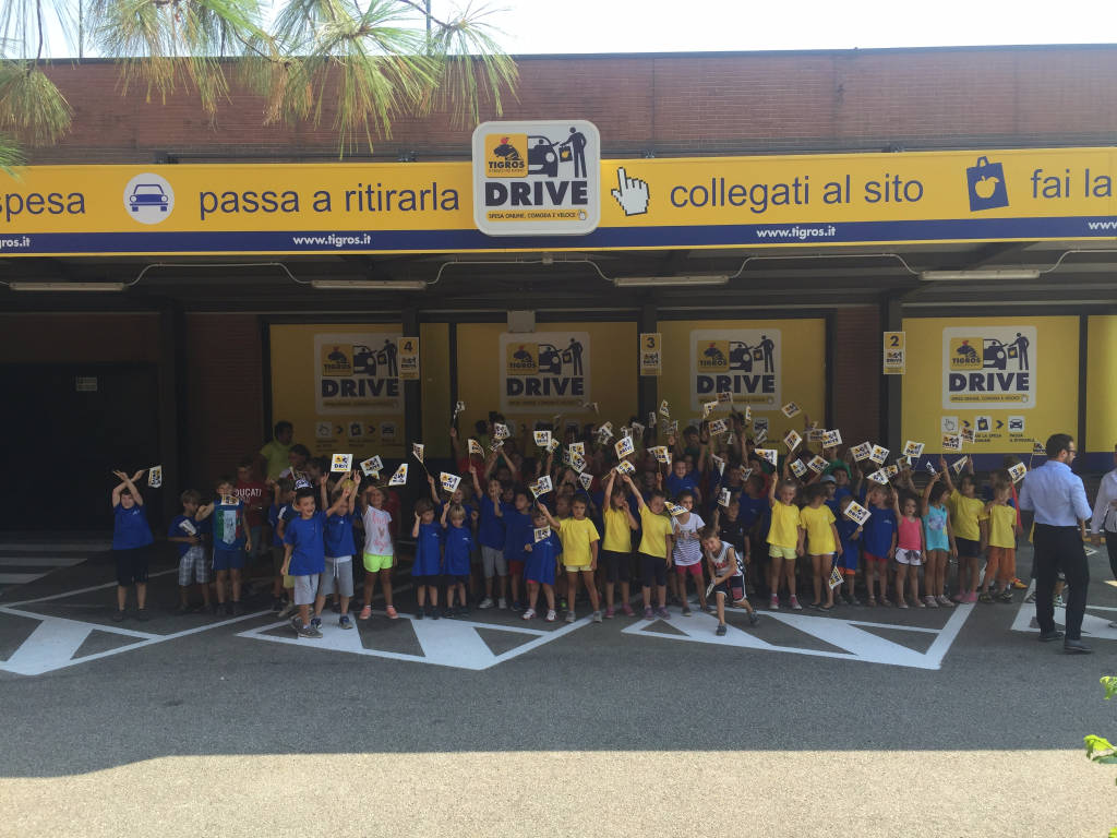 Bambini in visita alla Tigros di Buguggiate 