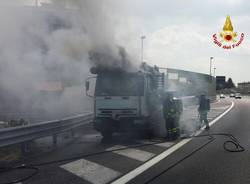 Camion brucia a Gallarate