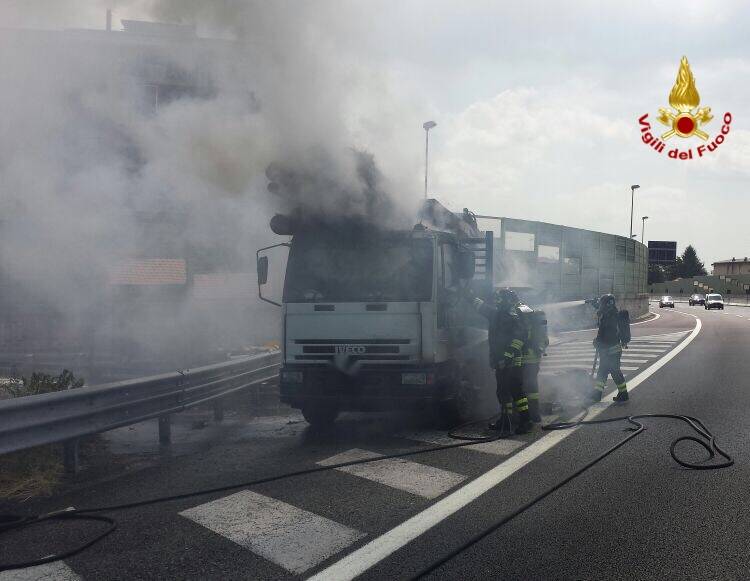 Camion brucia a Gallarate