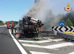 Camion brucia a Gallarate