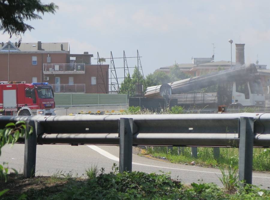 Camion brucia a Gallarate