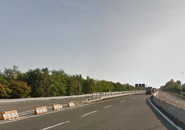 camion inversione in autostrada