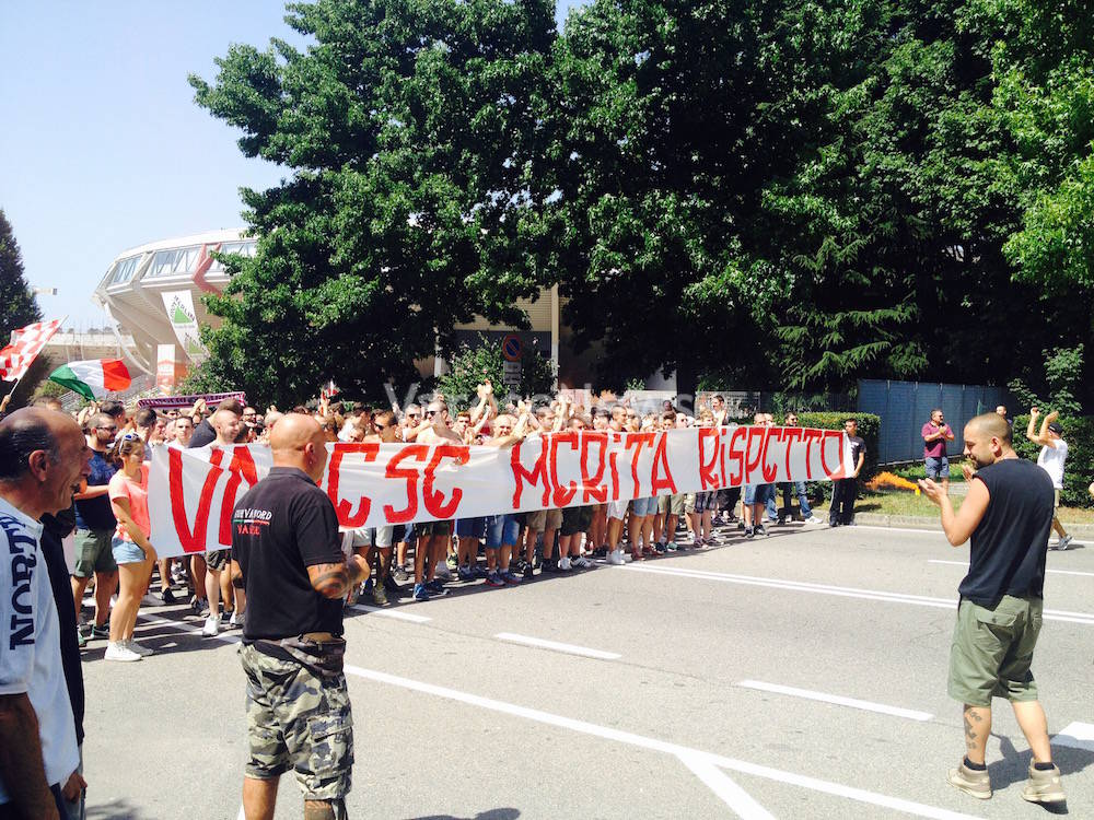 corteo protesta tifosi varese 1910 