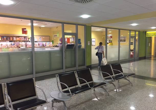 Il bar nella hall dell'ospedale di Varese