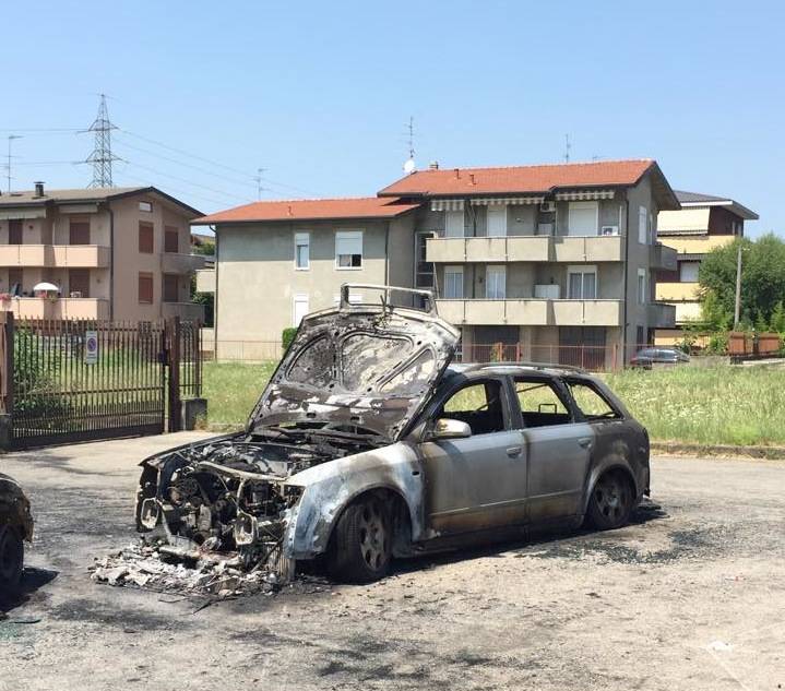 Incendio auto a Cassano Magnago