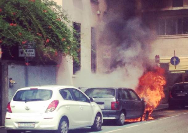 incendio auto via bagaini varese