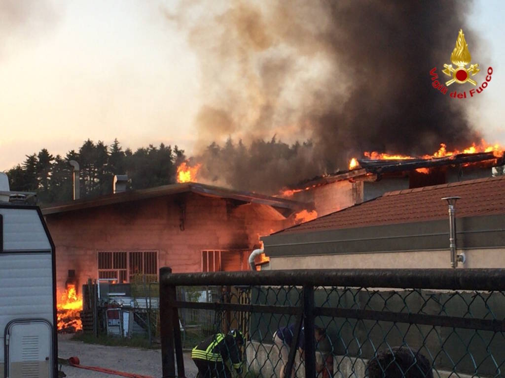 Incendio in una falegnameria di Brebbia