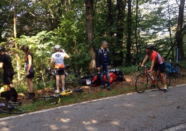 Cade dalla moto sulla provinciale del Brinzio, grave motociclista