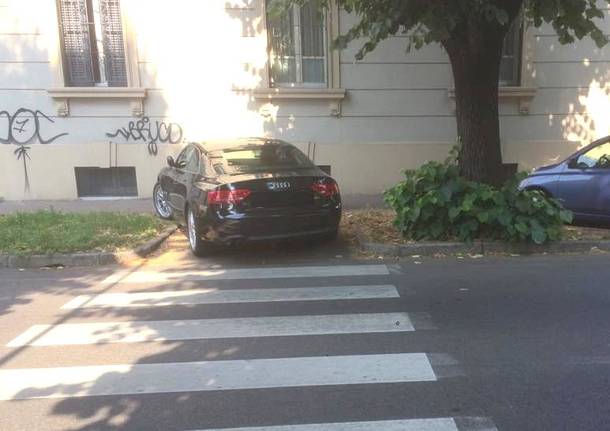 parcheggio strisce pedonali