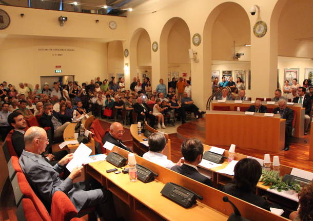 Primo consiglio comunale Saronno, la serata