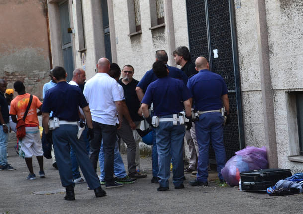 Iniziano i rimpatri, tensione in via dei Mille