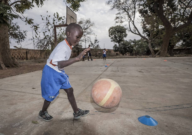 Il basket all’aperto sotto il cielo di Monze (Zambia)