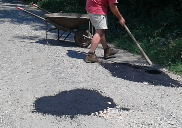 I cittadini tappano i buchi delle strade