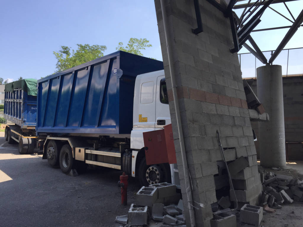 Un camion contro la sede di coinger