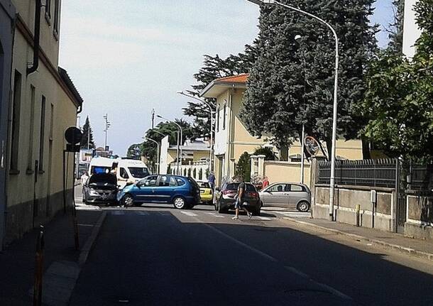 Scontro tra due auto in via Novara sabato 19 agosto 2015