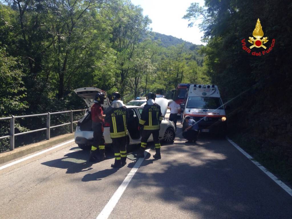 Auto contro un muro a Luino