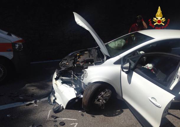 Auto contro un muro a Luino