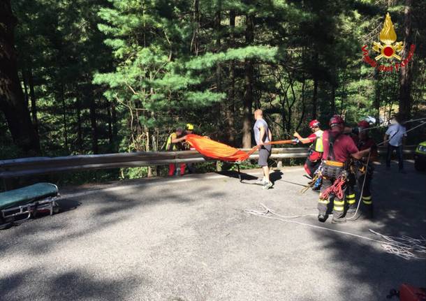 Moto nella scarpata, morta una donna