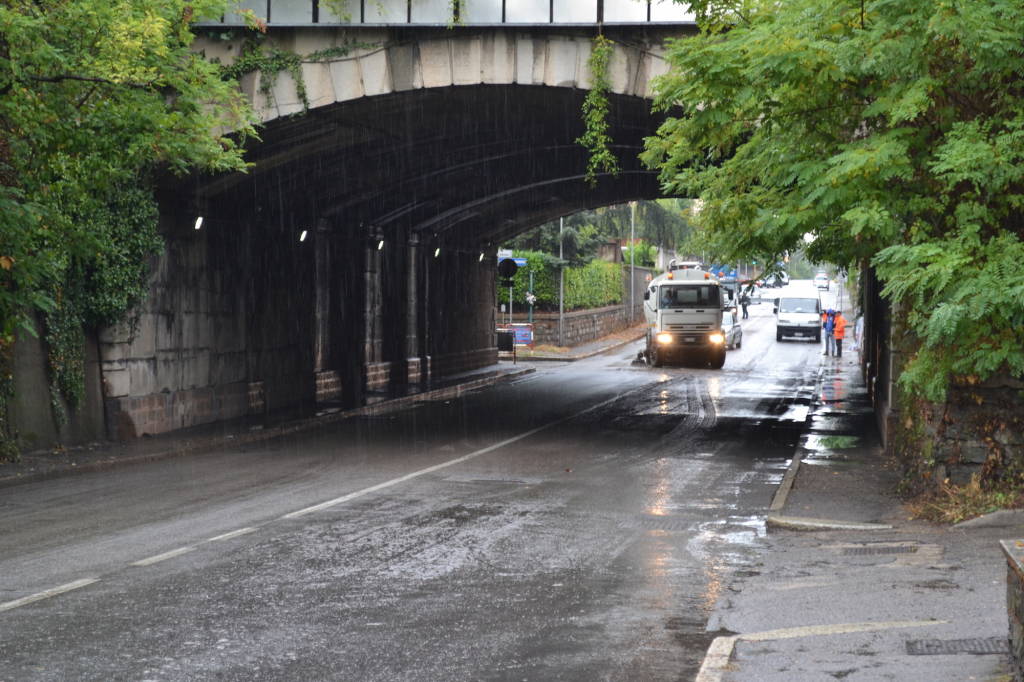 Le pulizie nel sottopasso allagato