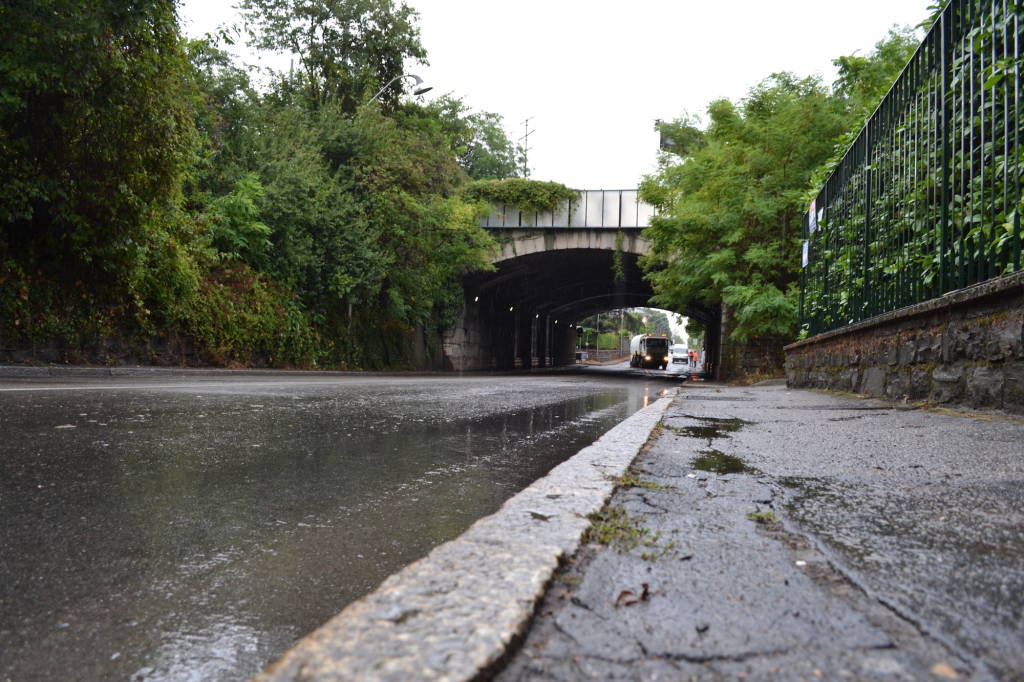 Le pulizie nel sottopasso allagato