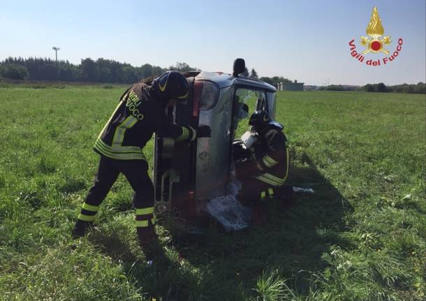 Auto perde il controllo e si ribalta