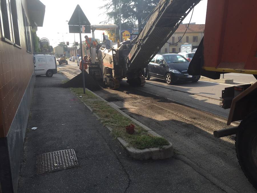 Asfaltatura in via Vespucci a Gallarate