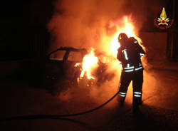 auto in fiamme a marnate