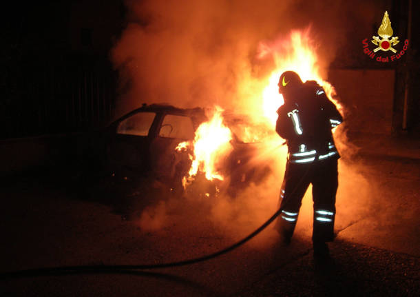 auto in fiamme a marnate