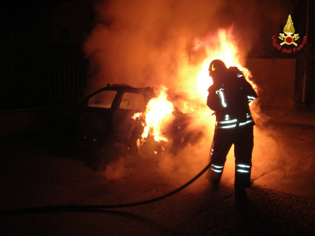 auto in fiamme a marnate