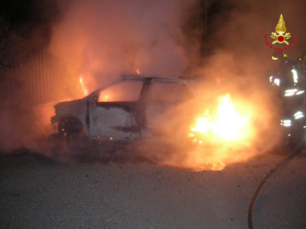 auto in fiamme a marnate
