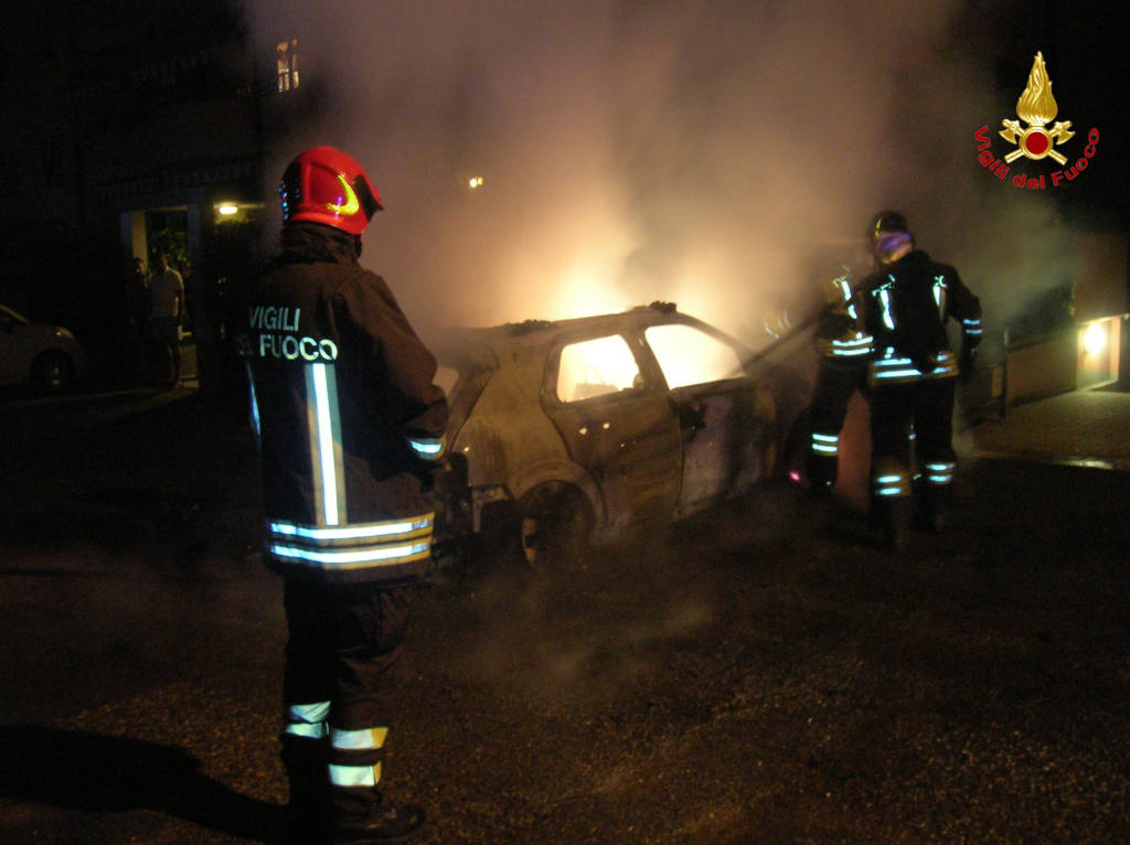 auto in fiamme a marnate