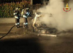 auto in fiamme a marnate