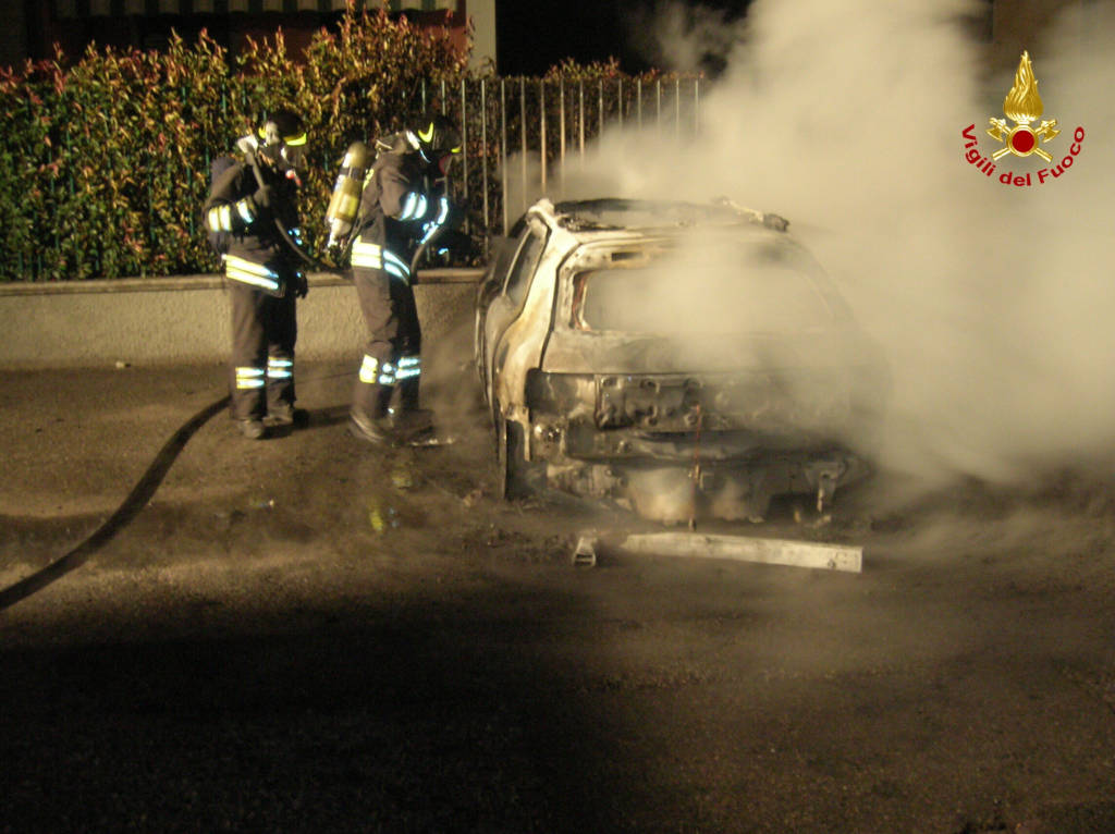 auto in fiamme a marnate