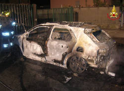 auto in fiamme a marnate