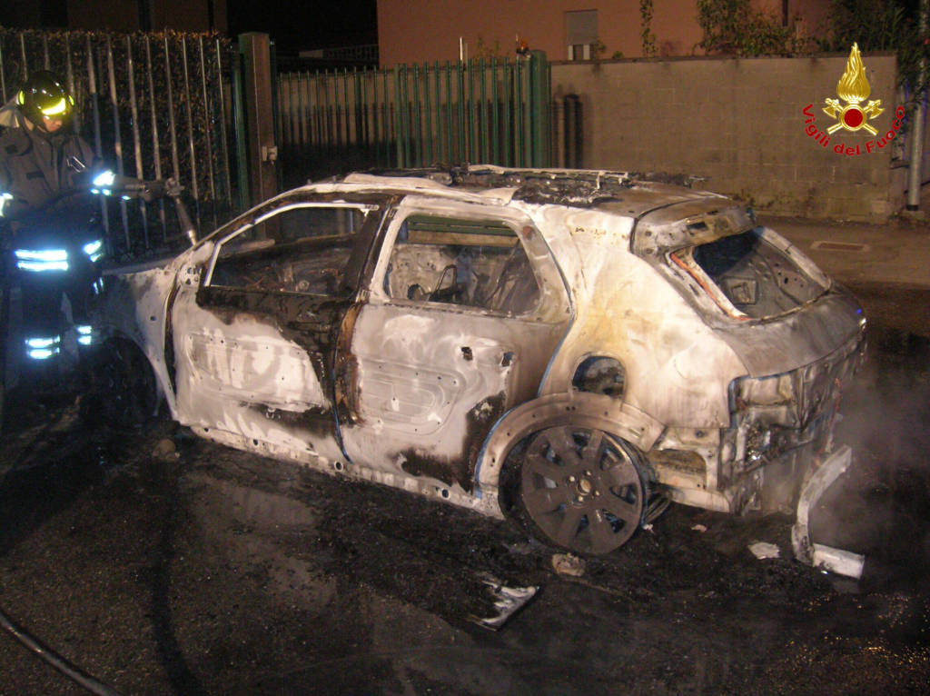 auto in fiamme a marnate