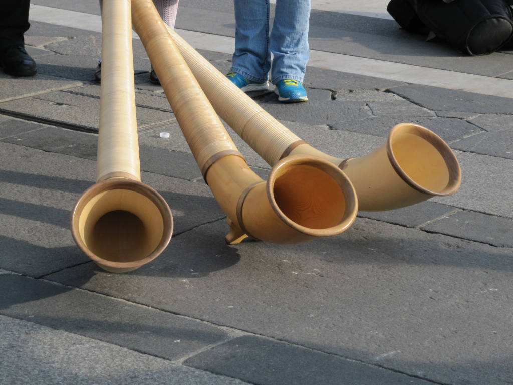 Corni alpini svizzeri a Milano