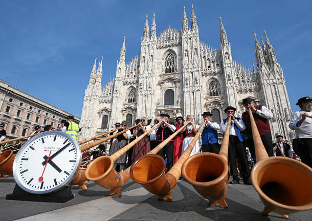 La Svizzera porta 420 corni alpini in piazza Duomo