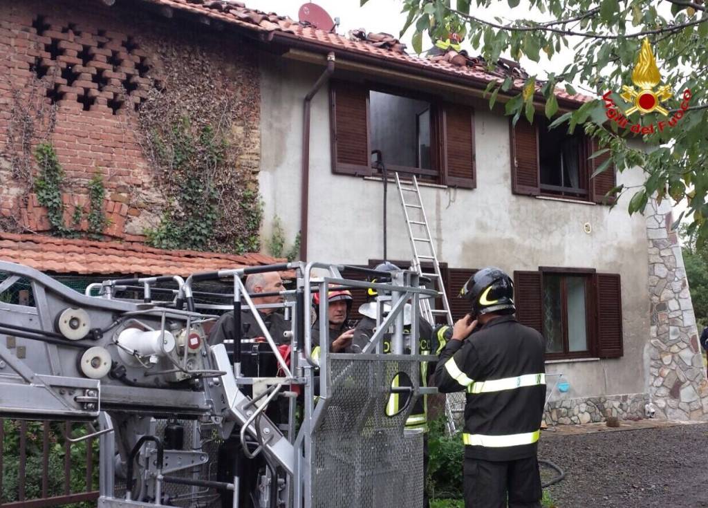 Incendio di un tetto a Carnago